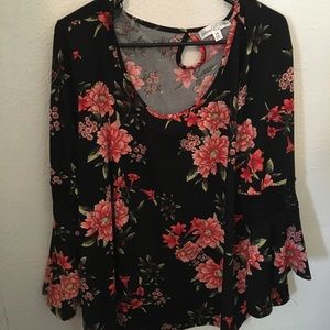 Floral bell sleeve blouse